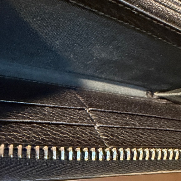 Gucci Shiny Black Leather Zip-Around Wallet - Picture 6 of 8